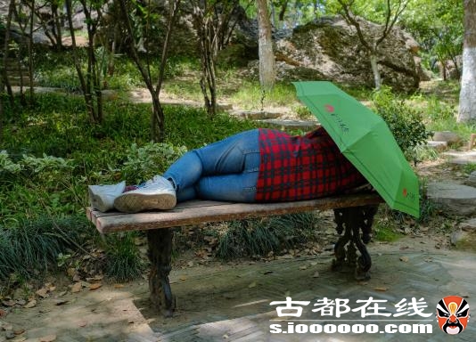 美国人：中国人能在任意地方睡午觉，勤奋的中国人印象被颠覆