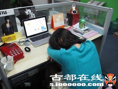 美国人：中国人能在任意地方睡午觉，勤奋的中国人印象被颠覆