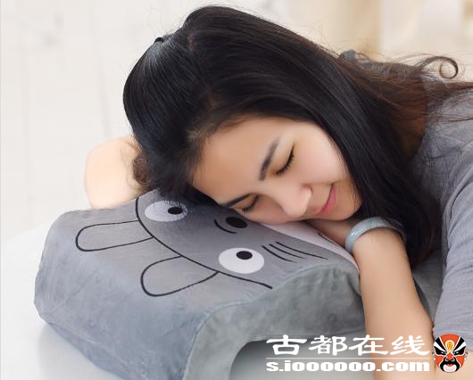 美国人：中国人能在任意地方睡午觉，勤奋的中国人印象被颠覆