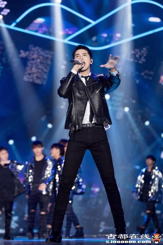 明星皮夹克造型,哪个帅到了你?谢霆锋不按常理出牌