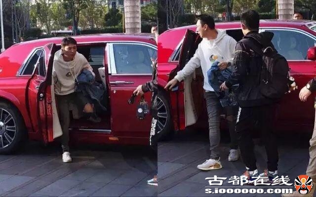 王思聪被“限制消费”后，搂美女吃高级餐厅，坐豪车一起回家