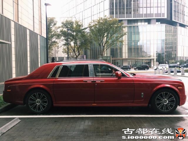 王思聪被“限制消费”后，搂美女吃高级餐厅，坐豪车一起回家