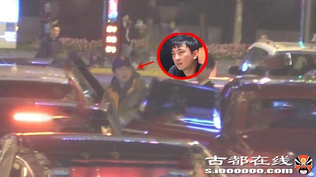 王思聪被“限制消费”后，搂美女吃高级餐厅，坐豪车一起回家