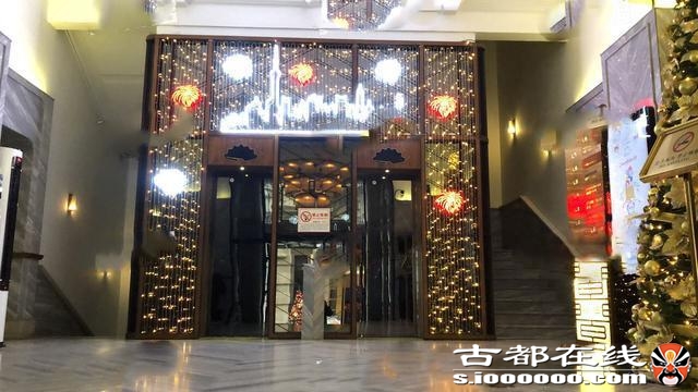 王思聪被“限制消费”后，搂美女吃高级餐厅，坐豪车一起回家