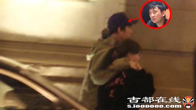 王思聪被“限制消费”后，搂美女吃高级餐厅，坐豪车一起回家