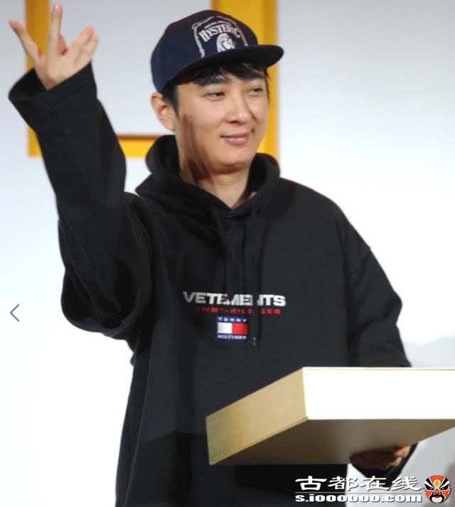 王思聪被“限制消费”后，搂美女吃高级餐厅，坐豪车一起回家