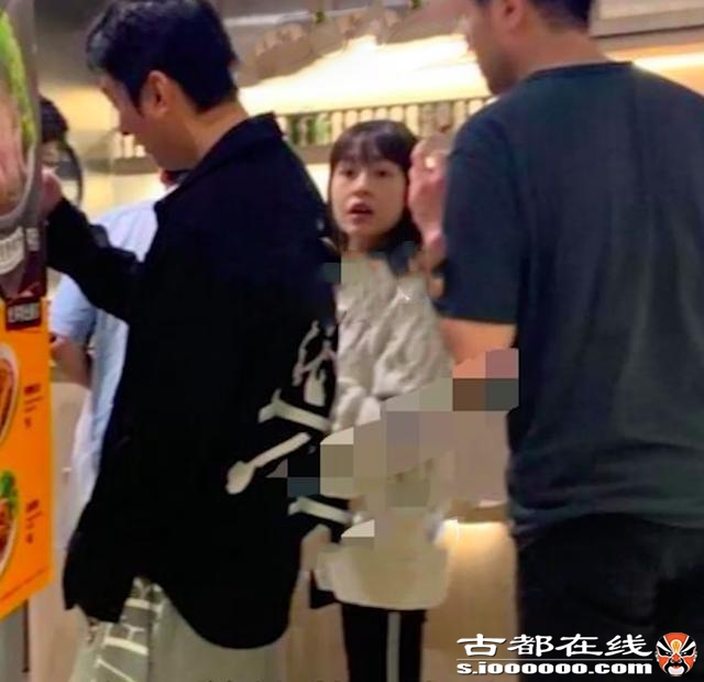 王思聪被“限制消费”后，搂美女吃高级餐厅，坐豪车一起回家