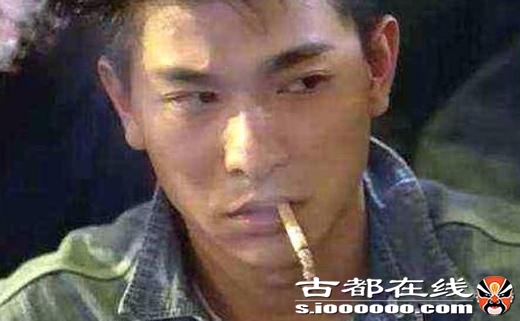 4种境界的抽烟：刘德华烟灰不掉，王宝强的没5年烟龄学不会